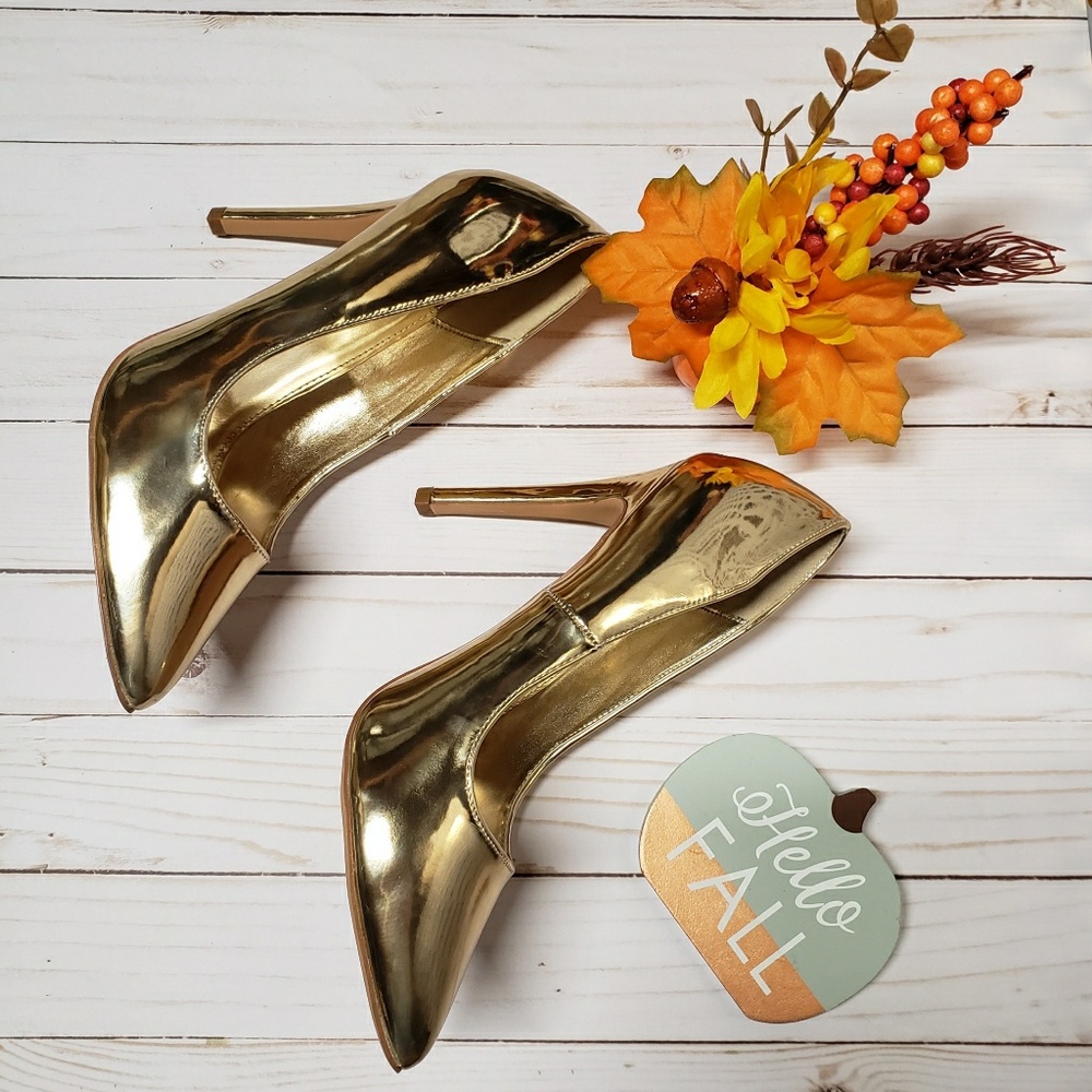 NWT - Yuni-1 Metalic Gold Pointy Toe Pumps
